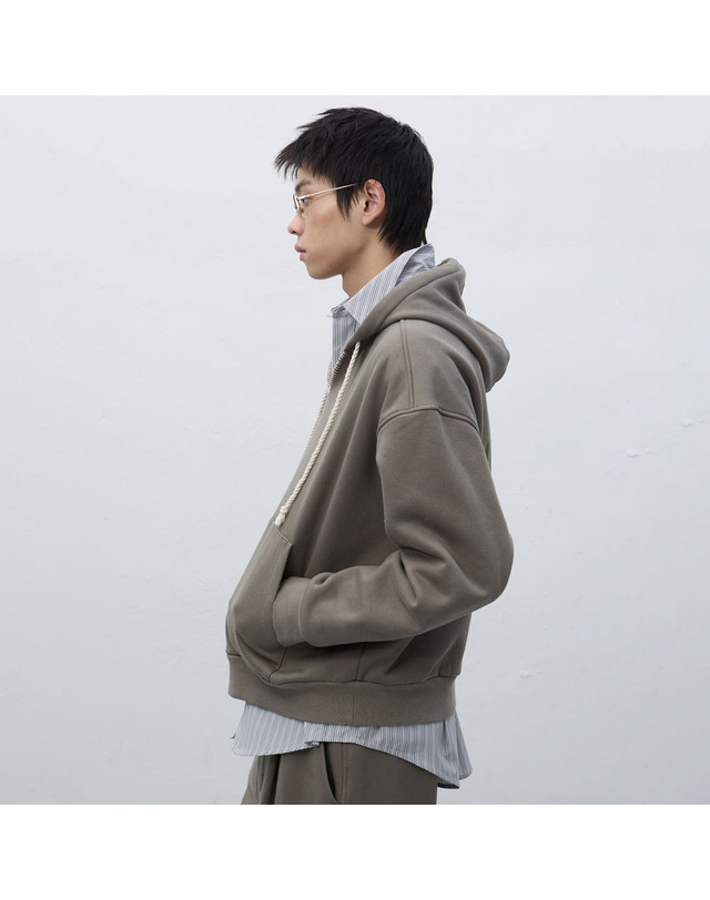 제너럴아이디어 제너럴 아이디어 UNISEX 스티치 브이넥 스웻 후드티 [GREY] / SBE4U51013-MAN 착용컷