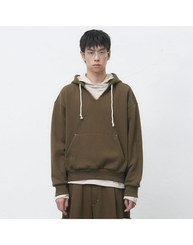 제너럴아이디어 제너럴 아이디어 UNISEX 스티치 브이넥 스웻 후드티 [KHAKI] / SBE4U51013-MAN 착용컷
