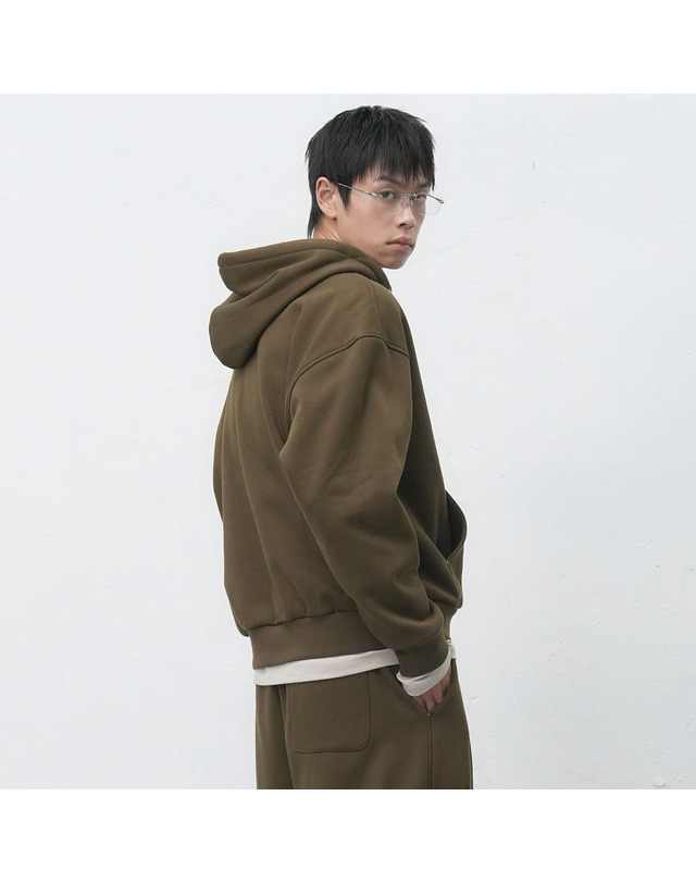 제너럴아이디어 제너럴 아이디어 UNISEX 스티치 브이넥 스웻 후드티 [KHAKI] / SBE4U51013-MAN 착용컷