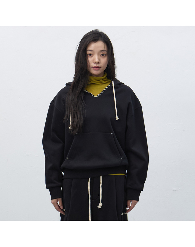 제너럴아이디어 제너럴 아이디어 UNISEX 스티치 브이넥 스웻 후드티 [BLACK] / SBE4U51013-WOMAN 착용컷