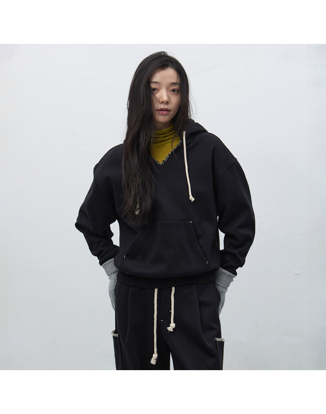 제너럴아이디어 제너럴 아이디어 UNISEX 스티치 브이넥 스웻 후드티 [BLACK] / SBE4U51013-WOMAN 착용컷
