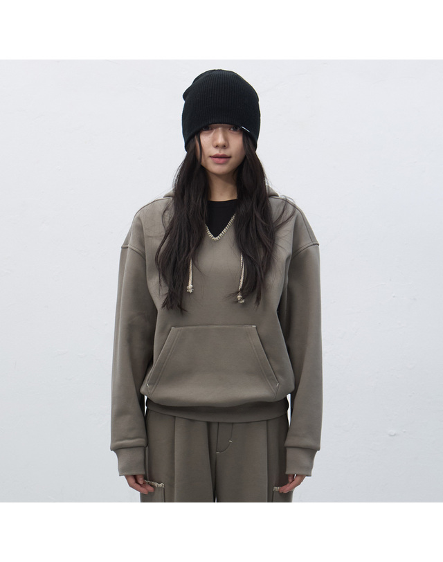 제너럴아이디어 제너럴 아이디어 UNISEX 스티치 브이넥 스웻 후드티 [GREY] / SBE4U51013-WOMAN 착용컷