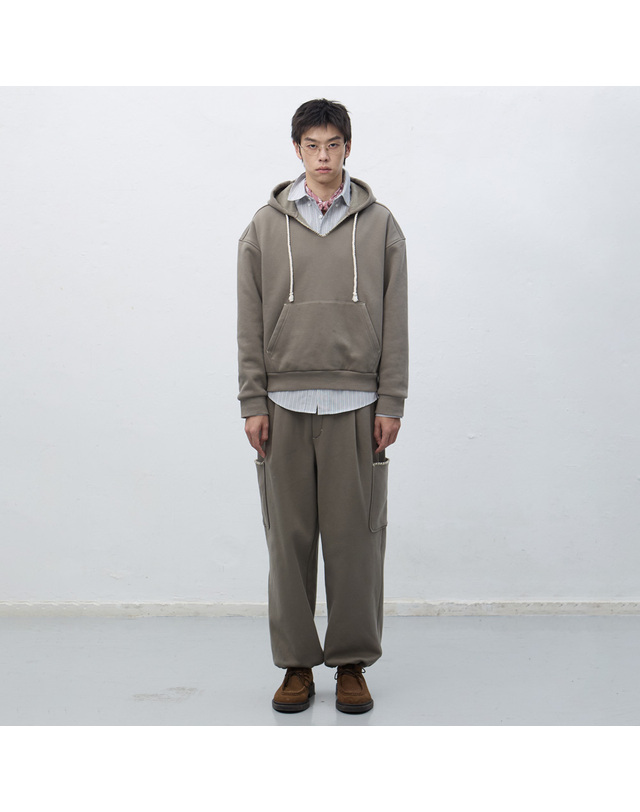제너럴아이디어 제너럴 아이디어 UNISEX 스티치 스웻 후드 세트 [GREY] / SBE4U51013SET-MAN 착용컷