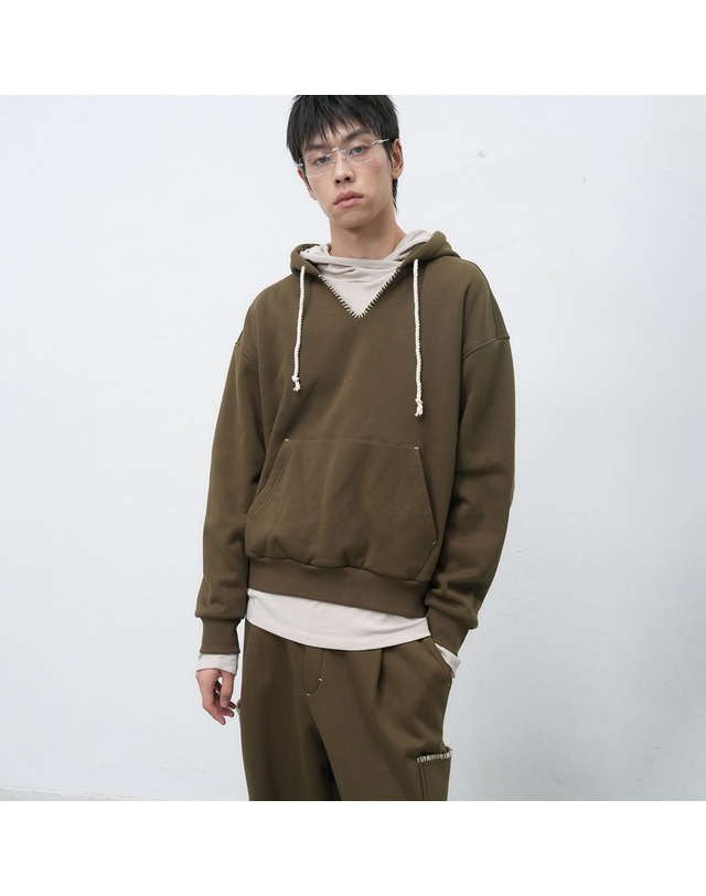 제너럴아이디어 제너럴 아이디어 UNISEX 스티치 스웻 후드 세트 [KHAKI] / SBE4U51013SET-MAN 착용컷