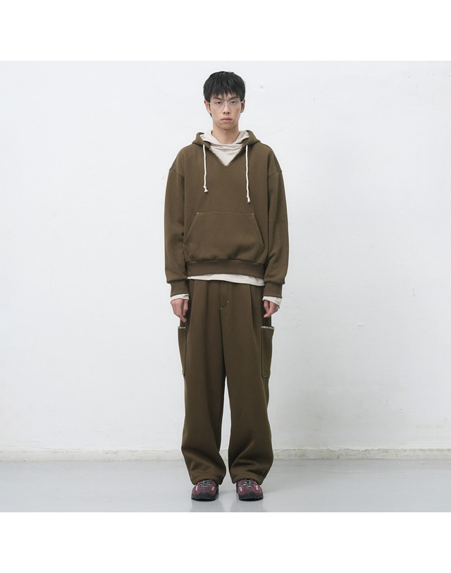 제너럴아이디어 제너럴 아이디어 UNISEX 스티치 스웻 후드 세트 [KHAKI] / SBE4U51013SET-MAN 착용컷