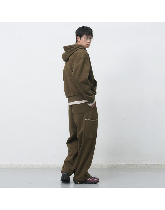 제너럴아이디어 제너럴 아이디어 UNISEX 스티치 스웻 후드 세트 [KHAKI] / SBE4U51013SET-MAN 착용컷