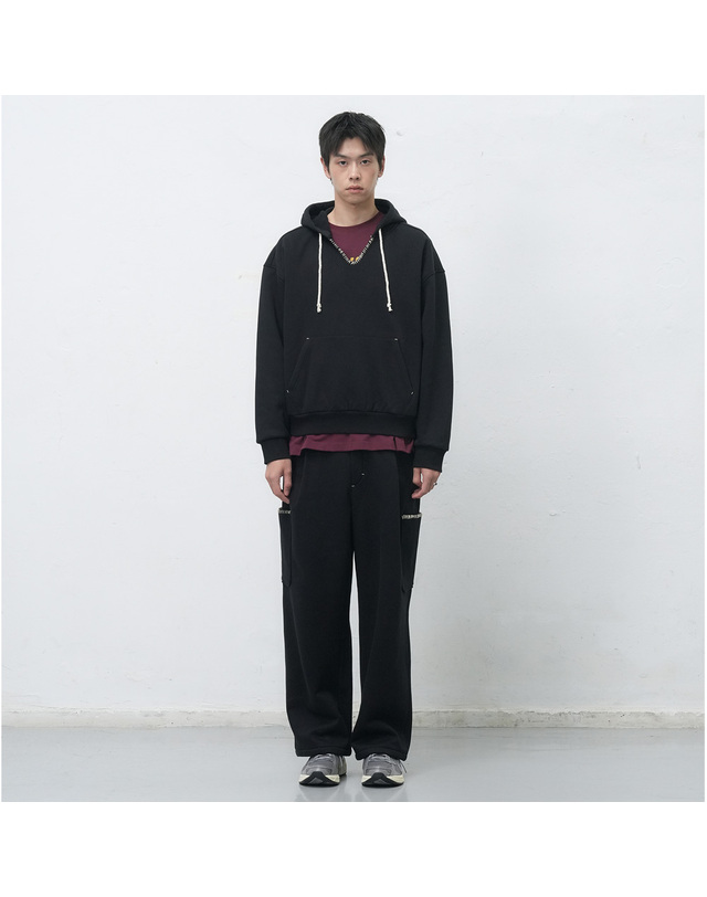 제너럴아이디어 제너럴 아이디어 UNISEX 스티치 스웻 후드 세트 [BLACK] / SBE4U51013SET-MAN 착용컷