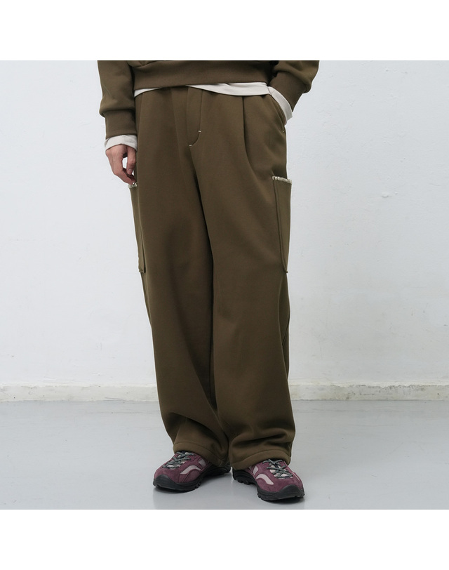 제너럴아이디어 제너럴 아이디어 UNISEX 스티치 카고 스웻팬츠 [3COL] / SBE4U52013-MAN 착용컷