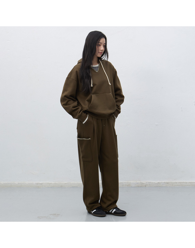 제너럴아이디어 제너럴 아이디어 UNISEX 스티치 스웻 후드 세트 [KHAKI] / SBE4U51013SET-WOMAN 착용컷