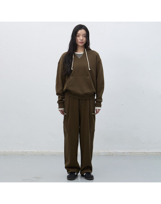 제너럴아이디어 제너럴 아이디어 UNISEX 스티치 스웻 후드 세트 [KHAKI] / SBE4U51013SET-WOMAN 착용컷