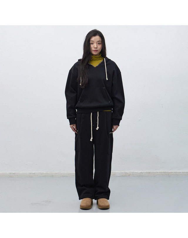 제너럴아이디어 제너럴 아이디어 UNISEX 스티치 스웻 후드 세트 [BLACK] / SBE4U51013SET-WOMAN 착용컷