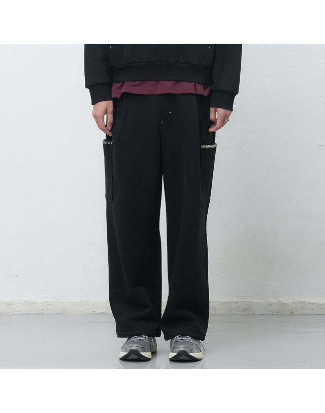 제너럴아이디어 제너럴 아이디어 UNISEX 스티치 카고 스웻팬츠 [BLACK] / SBE4U52013-MAN 착용컷