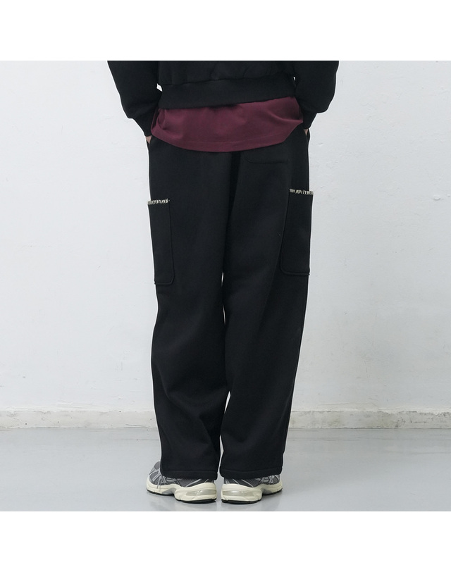 제너럴아이디어 제너럴 아이디어 UNISEX 스티치 카고 스웻팬츠 [BLACK] / SBE4U52013-MAN 착용컷