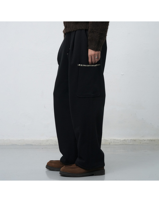 제너럴아이디어 제너럴 아이디어 UNISEX 스티치 카고 스웻팬츠 [BLACK] / SBE4U52013-MAN 착용컷