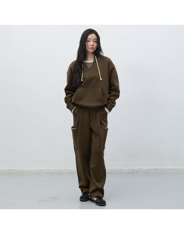 제너럴아이디어 제너럴 아이디어 UNISEX 스티치 카고 스웻팬츠 [KHAKI] / SBE4U52013-WOMAN 착용컷