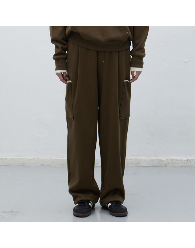 제너럴아이디어 제너럴 아이디어 UNISEX 스티치 카고 스웻팬츠 [KHAKI] / SBE4U52013-WOMAN 착용컷