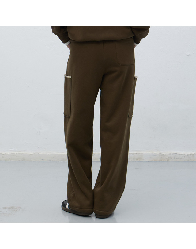 제너럴아이디어 제너럴 아이디어 UNISEX 스티치 카고 스웻팬츠 [KHAKI] / SBE4U52013-WOMAN 착용컷