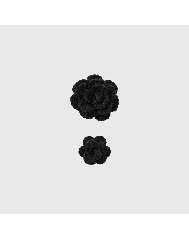 제너럴아이디어 제너럴 아이디어 WOMAN 핸드메이드 니트 플라워 브로치 세트 [BLACK] / WBE4L98523 착용컷