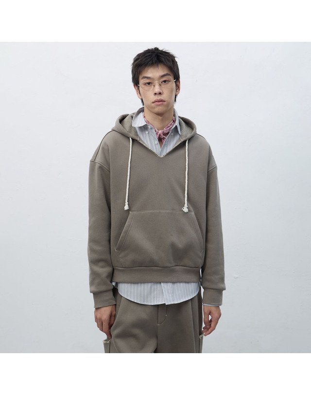 제너럴아이디어 제너럴 아이디어 UNISEX 스티치 브이넥 스웻 후드티 [3COL] / SBE4U51013-MAN 착용컷