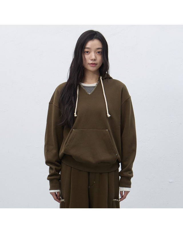 제너럴아이디어 제너럴 아이디어 UNISEX 스티치 브이넥 스웻 후드티 [KHAKI] / SBE4U51013-WOMAN 착용컷