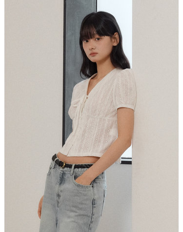 WOMAN 브이넥 레이스 퍼프 블라우스 [WHITE] / GF2LBL529