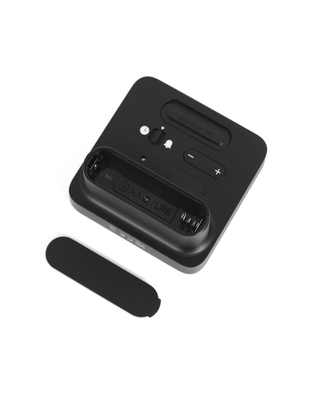 브라운 BRAUN BC09B 디지털 크레센도 알람 공용 탁상시계 착용컷
