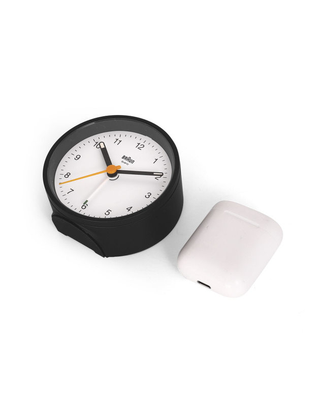 브라운 BRAUN BC12BW 클래식 크레센도 알람 저소음 공용 탁상시계 착용컷
