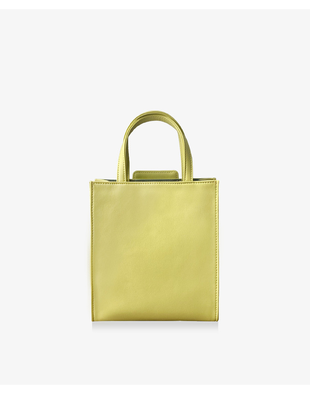 패니제로 -리뉴얼-[미니 시그니처 쇼퍼백] mini SIGNATURE SHOPPER BAG - REMON YELLOW 레몬 착용컷