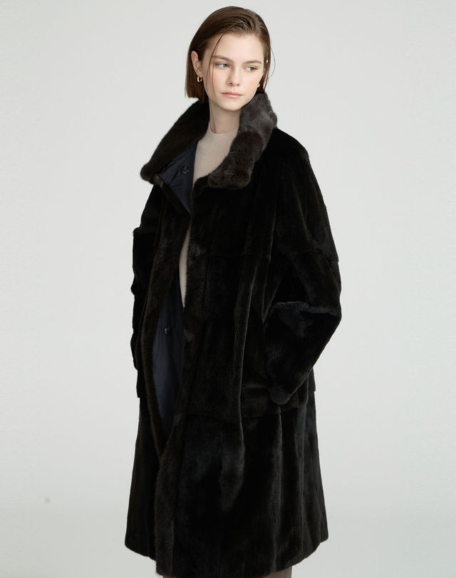 닥스 여성 [LUXURY FUR][밍크·위즐][리버시블]블랙 카라 포인트 롱 코트 착용컷