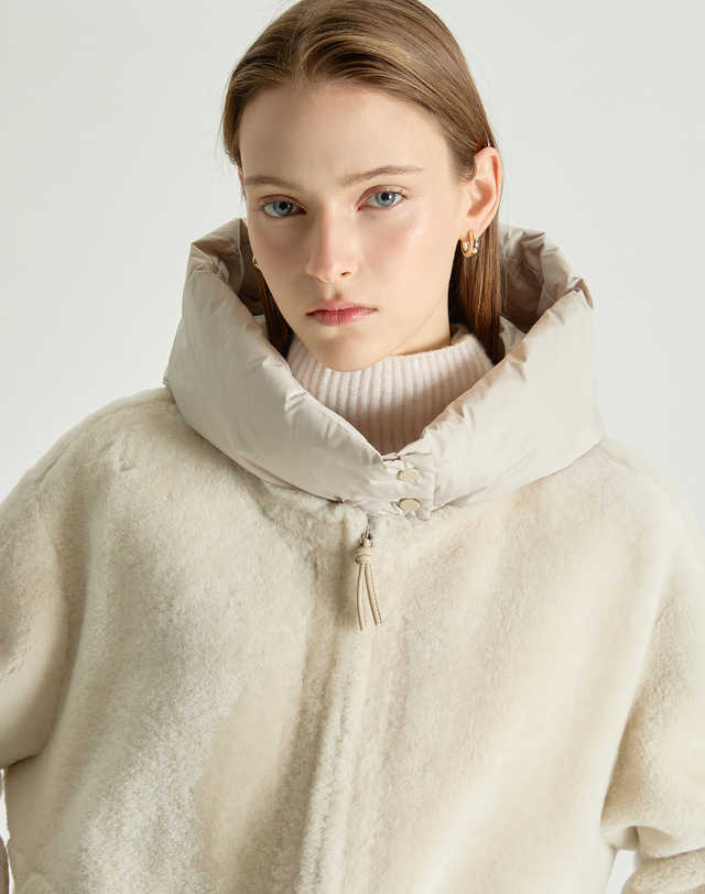 닥스 여성 [LUXURY FUR][양모피]크림 탈착 후드 패딩 배색 하프 무스탕 착용컷