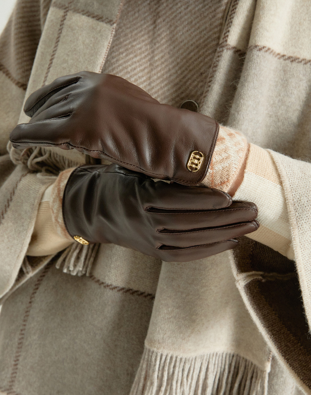 닥스 여성 [LUXURY LEATHER][염소가죽]브라운 체크 배색 장갑 착용컷