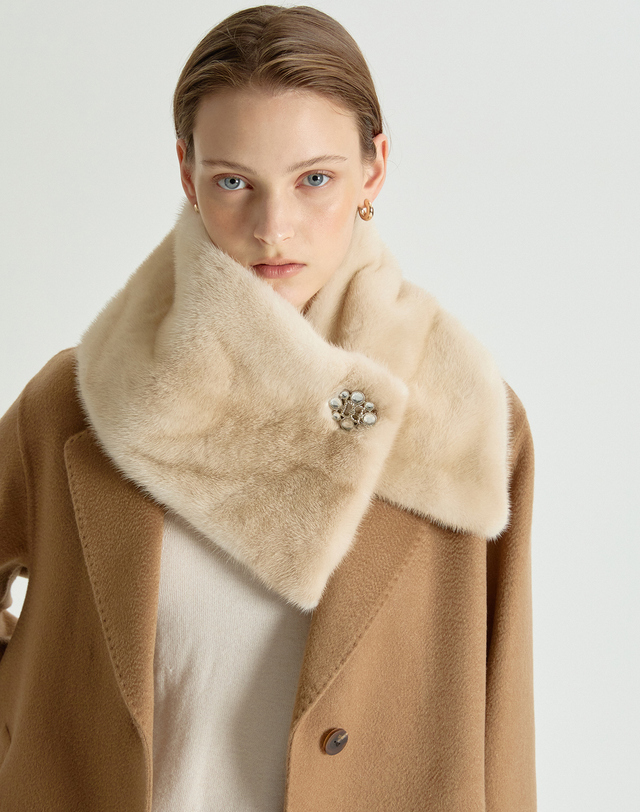 닥스 여성 [LUXURY FUR][밍크]베이지 크리스탈 장식 머플러 착용컷