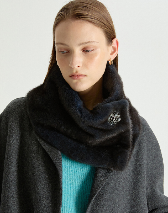 닥스 여성 [LUXURY FUR][밍크]네이비 크리스탈 장식 머플러 착용컷
