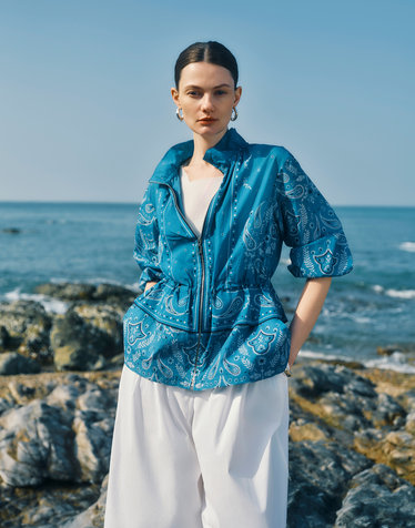 터콰이즈블루 페이즐리 하이넥 점퍼