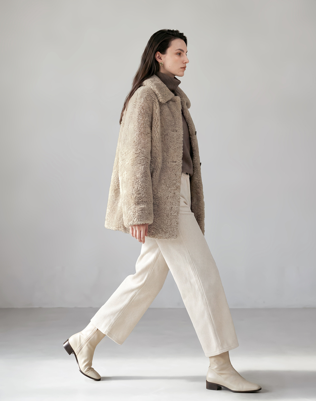 닥스 여성 [LUXURY FUR] 라이트 그레이 라콘 세미 컬리 무스탕 하프 코트 착용컷