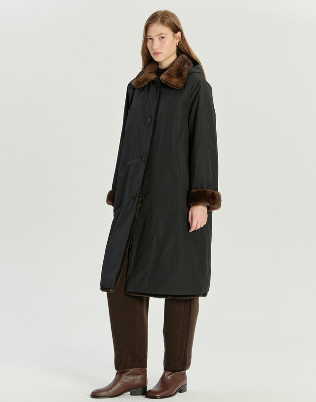 닥스 여성 [LUXURY FUR] 블랙 트렌치형 리버시블 위즐 롱 코트 (후드 탈착) 착용컷