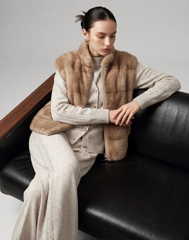 닥스 여성 [LUXURY FUR] 파스텔 브라운 밍크 니트 패치 베스트 진한 베이지 착용컷