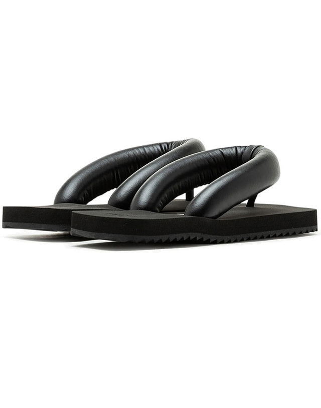 유메유메 25SS SUKI 패딩 스트랩 플립플랍 블랙 PF0002 착용컷