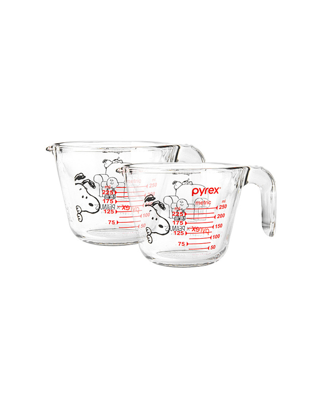 파이렉스 [파이렉스] 스누피 계량컵 250ml 2p 세트 착용컷