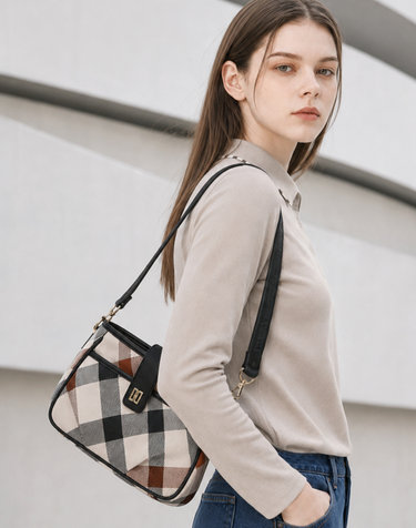 [ONLINE EXCLUSIVE] 베이지 하우스 체크 미디움 플랩백