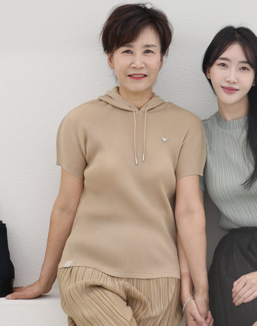 [PREMIUM] 베이지 시그니처 플리츠 후드 티셔츠