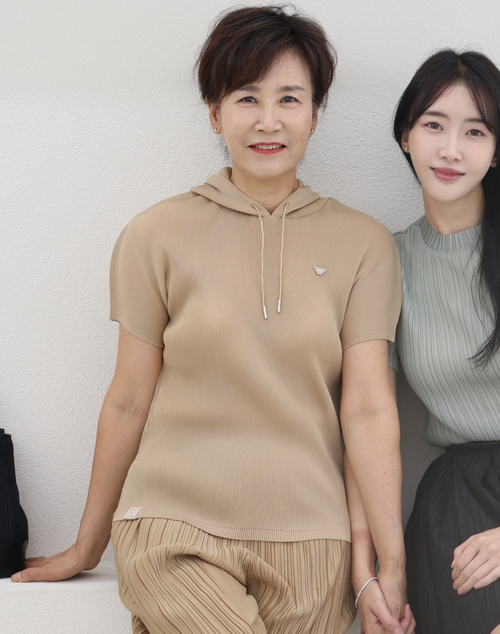 [PREMIUM] 베이지 시그니처 플리츠 후드 티셔츠