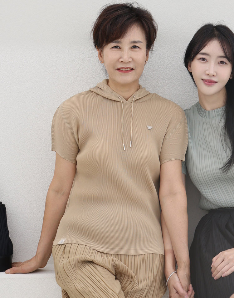 베이지 시그니처 플리츠 후드 티셔츠