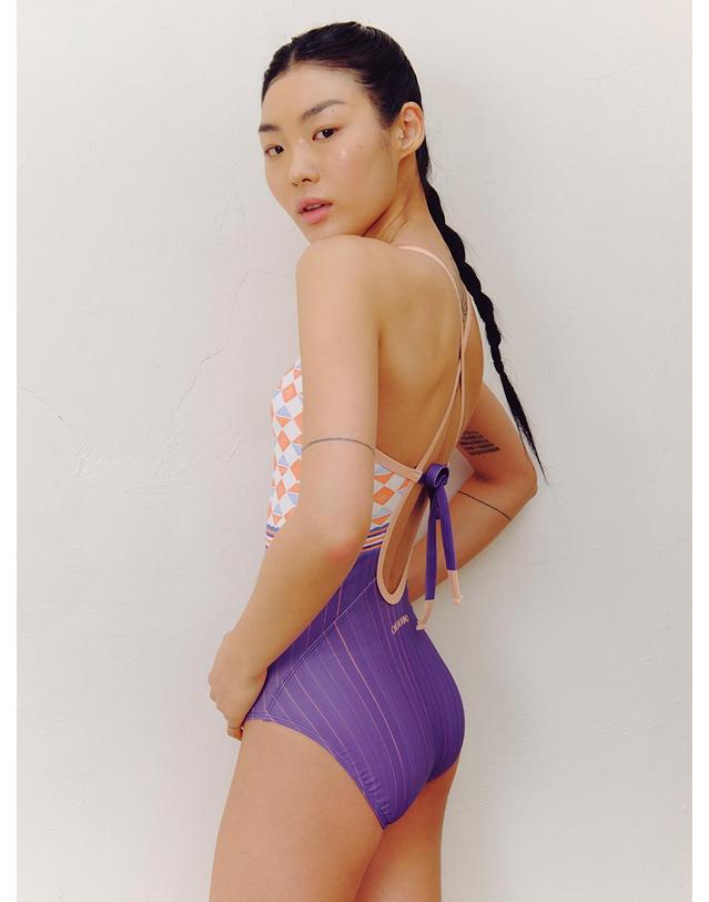 쿠아비노 스플래시 스케치 오렌지 스퀘어 크로스 타이백 착용컷