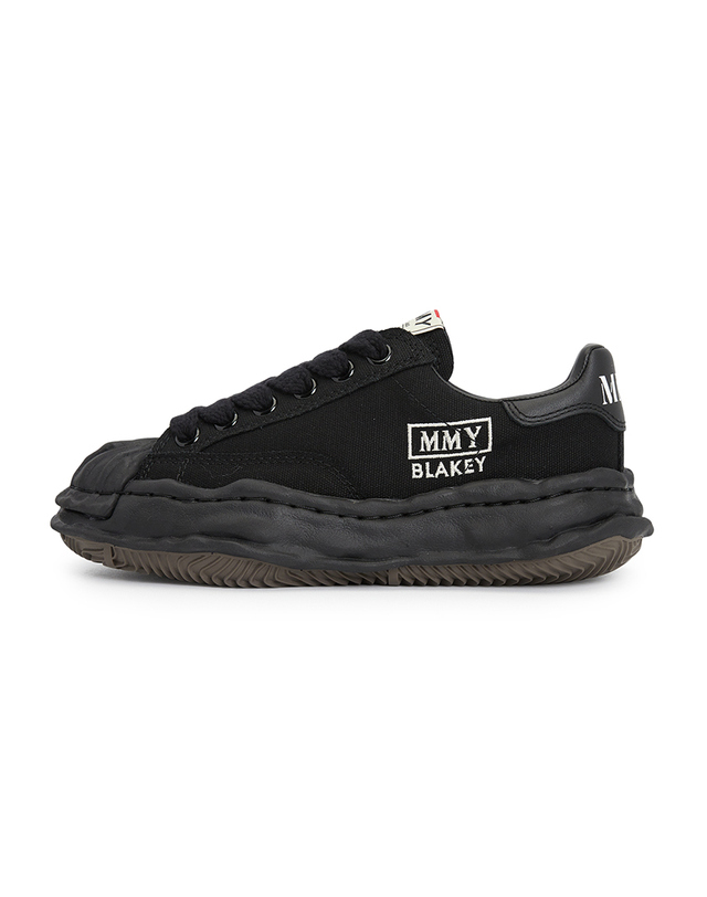 메종미하라야스히로 메종미하라야스히로 블래이키 오리지널 솔 스니커즈 A08FW735 BLK BLK (남여공용) 착용컷