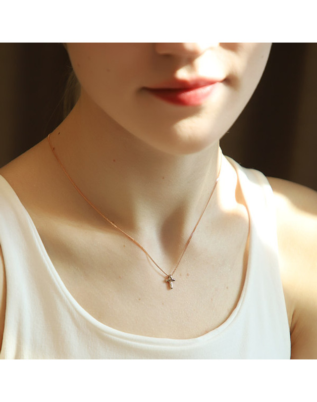 아몽 18K 리얼화이트 크로스 목걸이 착용컷
