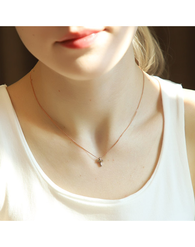 아몽 18K 리얼화이트 크로스 목걸이 착용컷