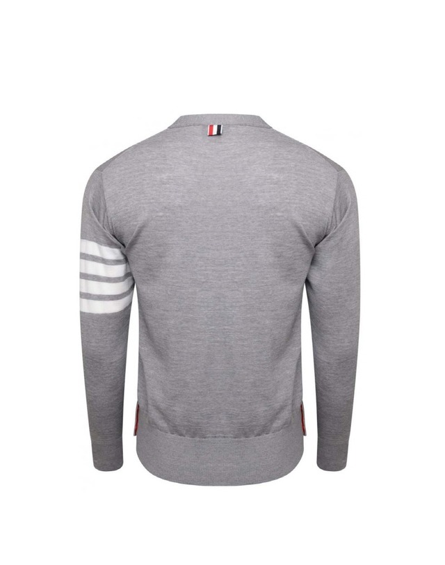 톰브라운 [THOM BROWNE] 메리노울 클래식 브이넥 가디건 MKC002A Y1014 058 착용컷