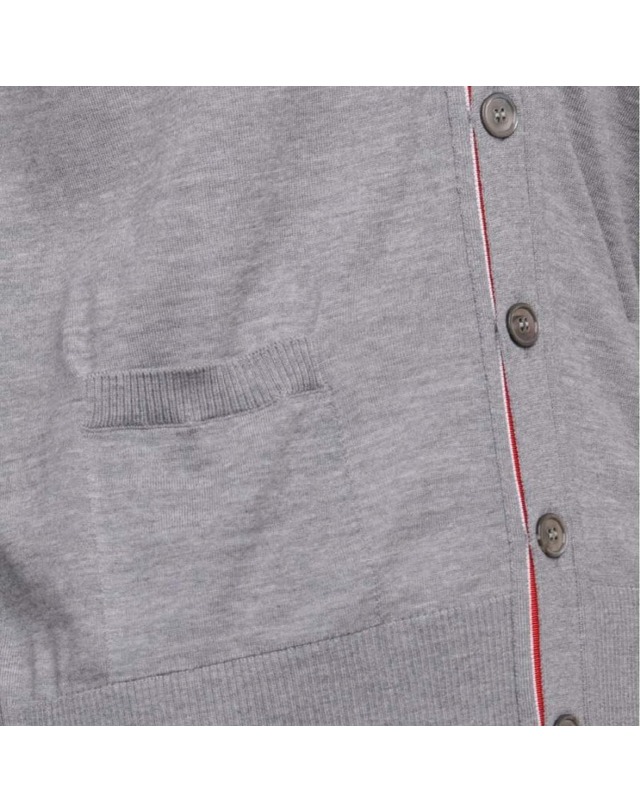 톰브라운 [THOM BROWNE] 메리노울 클래식 브이넥 가디건 MKC002A Y1014 058 착용컷