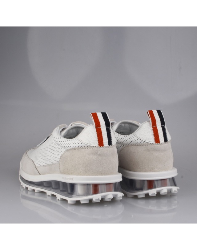 톰브라운 [THOM BROWNE] 테크 러너 클리어솔 스니커즈 FFD120B 05584 100 착용컷